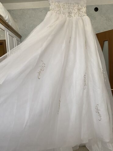 Toy paltarları: Ağ gəlinlik – straplez, A-kəsimli, uzun quyruqlu model. - Üst hissə — 2