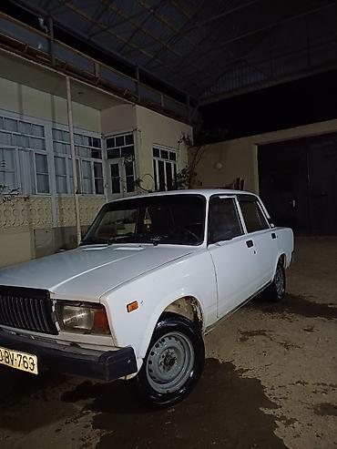 VAZ (LADA): LADA 2107, ağ rəng, sedan kuzov. Xüsusiyyətlər: - Ön və arxa — 7