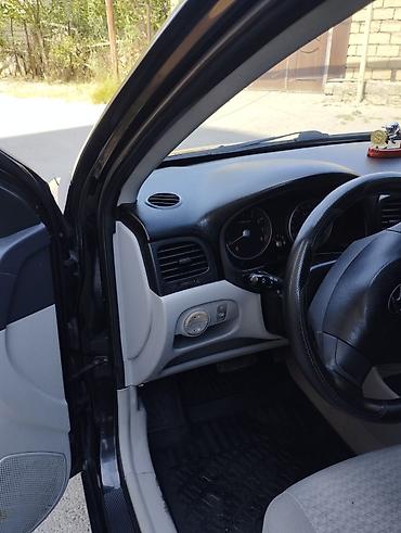 patpress satisi: Hyundai Accent sedan kuzalı avtomobil təqdim olunur. Avtomobil qara — 5