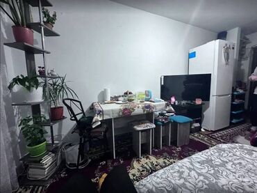 квартир токмок: 1 бөлмө, 12 кв. м, Жатакана жана мейманкана түрүндө, 4 кабат, Косметикалык ремонт