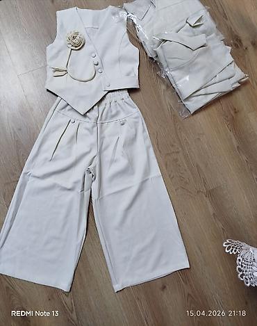 Dəstlər: Uşaq geyim dəstləri 1) Krem rəngli 2 hissəli dəst: - Qolsuz jilet — 1