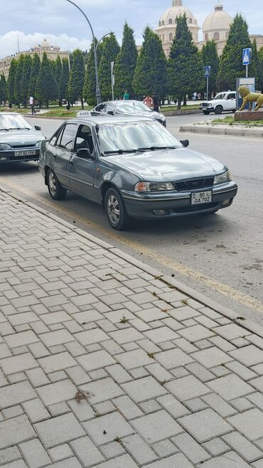 Daewoo: Göy rəngli Daewoo Nexia taksi avtomobili satılır. Səliqəli
