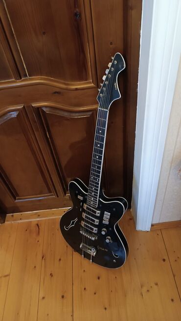 Elektro gitaralar: Tornado Xüsusiyyətlər: - Korpus: yarı-hollow (f delikləri ilə), qalın — 5