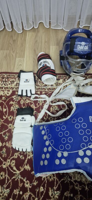 Qoruyucu aksesuarlar: Taekvondo üçün tam qoruyucu dəst – Daedo Komplektin tərkibi: - Daedo — 3