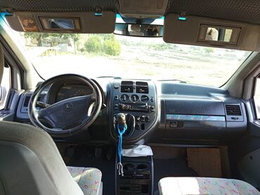 Mercedes-Benz: Gümüşü rəngli Mercedes-Benz Vito mikroavtobusu. Bu model yük və — 9