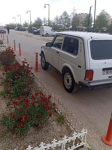 kredit niva: Lada Niva (VAZ 2121) 3 qapılı, ağ rəngli SUV/off-road avtomobili — 3