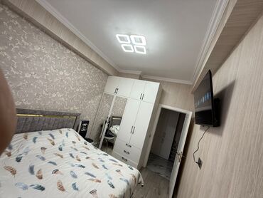 Uzunmüddətli kirayə mənzillər: Ev xirdalanda Kristal Abseron 1 de yerlesir evde 3 eded televizor ve 3 — 3