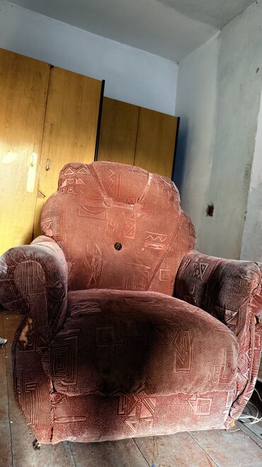 Мягкие кресла: Срочно Продаю мягкое кресло Состояние среднее Срочно Тел — 8