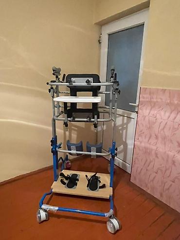 əsa: Reabilitasiya üçün şaquli dayaq qurğusu (standing frame) - Böyüklər — 1