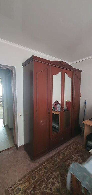 купейные шкафы: Натуральное дерево 
Состояние отличное
Ни одной царапины