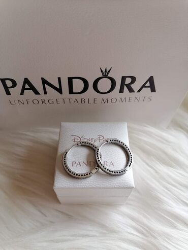 Minđuše: Pandora minđuše
Dobija se u kutijici
Cena:2100din — 9