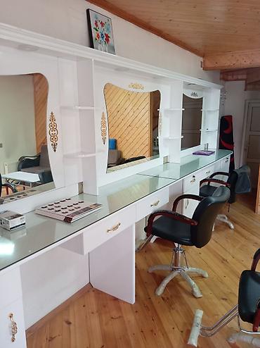 utu dolabı: Gözəllik salonu üçün tam dəst vizaj/berber masası - Rəng: ağ, qızılı — 5