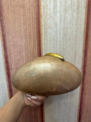 Çantalar: Oval formalı, qızılı-sarı tonlarda sərt korpusa malik qadın clutch — 2