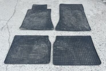аксессуары для мерседес: Автомобильные аксессуары комплектом: 1) Набор ковриков в салон (4