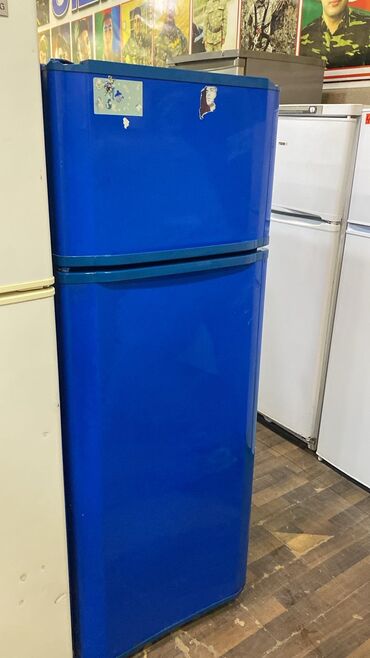 soyuducu arçelik: İki qapılı məişət soyuducusu – parlaq mavi rəngdə. Xüsusiyyətlər: -