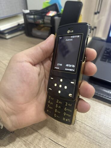 блендер lg 877: LG markalı bu sürüşmə telefon qara rəngdədir və qızılı vurğulara