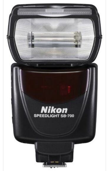 Освещение: Фотовспышка Nikon Speedlight SB-700 – это компактный и функциональный