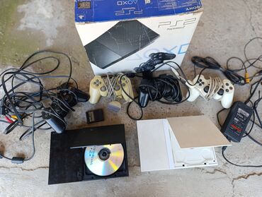 PS2 & PS1 (Sony PlayStation 2 & 1): Video oyunları üçün nəzərdə tutulmuş Sony PlayStation 2 konsolu. Qara
