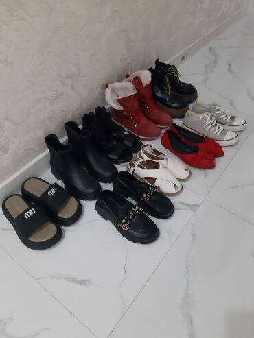 Резиновые сапоги: Набор женской обуви: 1) Резиновые сапоги челси - Цвет: черный - — 24