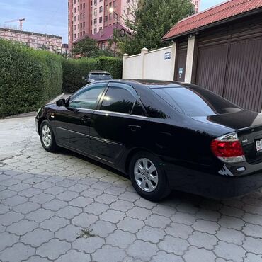 runx alex: Автомобиль Toyota Camry черного цвета. Оснащен современной