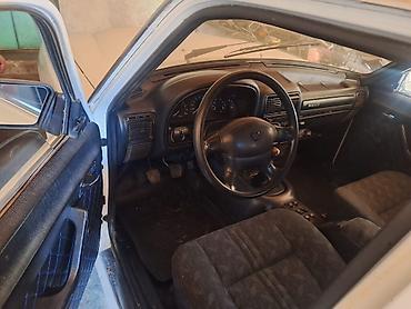 QAZ: GAZ Volga 3110, ağ rəng, sedan gövdə. Nömrə nişanı: 05-BD-556 (AZ) — 9