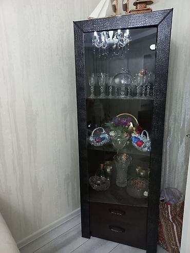 Şüşəli vitrin şkaf - Material: qabağı temperli şüşə, karkas qara