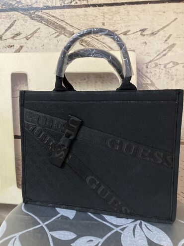 crni postavljeni mantil: Nova velika Guess torba dimenzije 45x35 cm