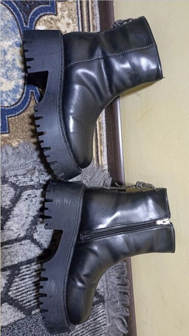 женская обувь бу 38: Ботинки и ботильоны KG, 38, цвет - Черный