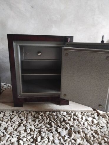 Seyflər: Seyf Türk zavod. Geniş ölçüdə. Yanmayam oda davamlı. 600-700 dərəcə — 10