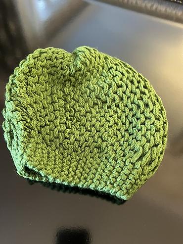 Qadın geyimləri: Yaşıl rəngdə, əl işi toxunma papaq. - Material: yumşaq iplik — 1