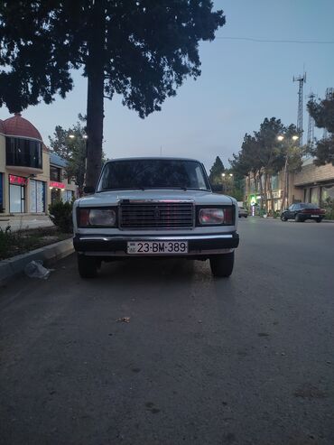 lada 2111: Ağ rəngdə olan VAZ 2107 sedanı. Avtomobilin salonu qara rəngdədir və