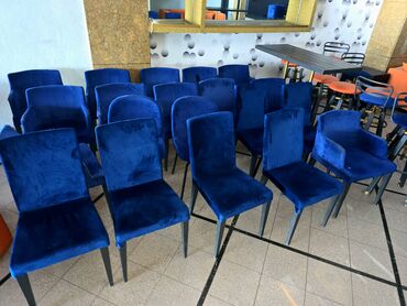 Furniture: Διατίθενται προς πώληση μπλε βελούδινες καρέκλες. Οι καρέκλες