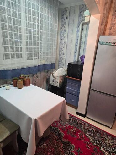 сдается 2 комнатная квартира на месяц: 1 бөлмө, Кыймылсыз мүлк агенттиги, Чогуу жашоосу жок, Жарым -жартылай эмереги бар