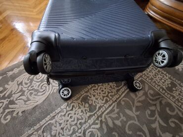 Çamadanlar: TƏZƏ D'S DAMAT brendinə məxsus tünd göy rəngli səyahət çamadanı. Bu — 4