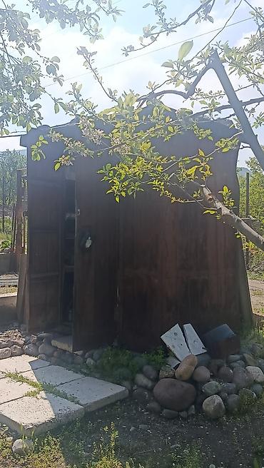 Продажа коттеджей и домов: Продается два участка. в одном есть времянка небольшая с погребом — 12