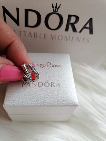 Minđuše: Pandora minđuše
Dobija se u kutijici
Cena:2100din — 12