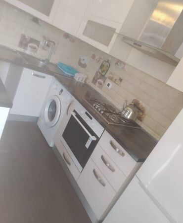 Uzunmüddətli kirayə mənzillər: Köroğlu metrosuna yaxın 13 mertebeli binanın 5-ci mərtəbəsində — 6