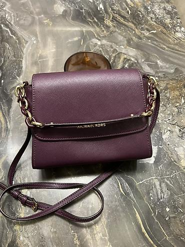 Aksesuarlar: Michael Kors çiyin/saylı çantası - Rəng: tünd bənövşəyi — 1