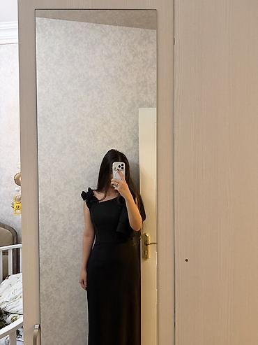 Qara rəngli zərif gecə/libas - Model: bir çiyinli, assimmetrik kəsim