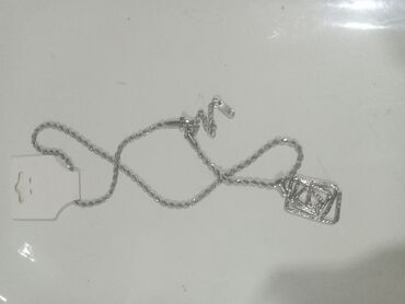 Bijuteriya dəstləri: Zərgərlik dəsti – qızılı rəng aksesuarlar Tərkib: - Boyunbağı 1: incə — 20