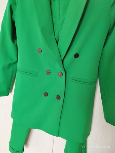 платье зеленое: Двойка костюм с брюками.
 Размер 42.Состояние хорошое