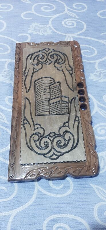 Nərdlər: Bu, təbii ağacdan hazırlanmış, əl işi nard taxtasıdır. Taxtanın səthi -da lalafo.az — 4 Nərdlər: Bu, təbii ağacdan hazırlanmış, əl işi nard taxtasıdır. Taxtanın səthi — 4