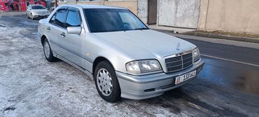 ps4 купить бишкек: Автомобиль Mercedes-Benz C-класса в серебристом цвете. Салон с