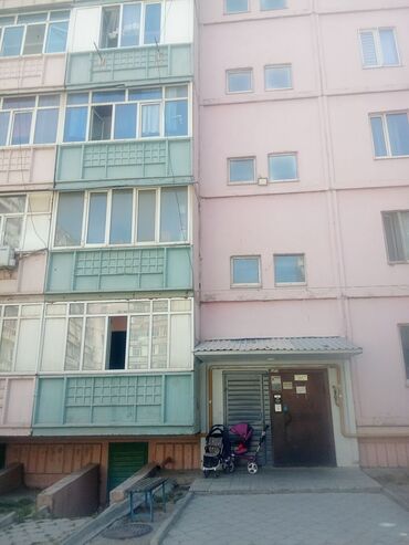 срочно продаётся 1 комнатная квартира в районе ошского рынка по улице кенсуйская: 1 комната, Риэлтор, С мебелью полностью