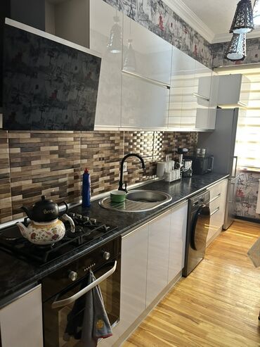 Uzunmüddətli kirayə mənzillər: 150azn kommunal daxil deyil.2nəfər bacı ola bilər 1 otaq onlara — 4