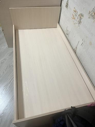 bunk bed: Односпальная кровать из ЛДСП светлого древесного оттенка. Размеры — 2