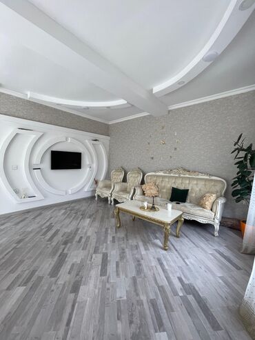 Yeni tikili: Satılır: geniş və zərif interyerli mənzil/evin qonaq otağı və sanitar — 4