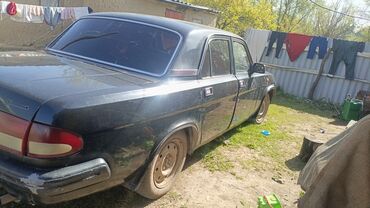 дождевальный машина: Автомобиль ГАЗ-31105, классический седан черного цвета. Автомобиль