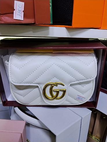 барсетки gucci: Белая женская сумка-клатч с клапаном и стеганым рисунком «ёлочка» — 1