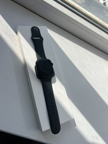 стенный часы: Смарт-часы Apple Watch 9 45 в темном корпусе с силиконовым ремешком